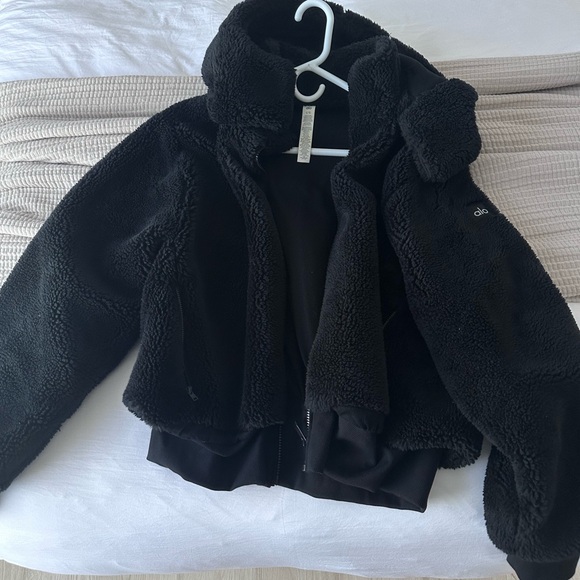 ALO Yoga Jackets & Blazers - ALO Yoga Black Sherpa Puffer Jacket